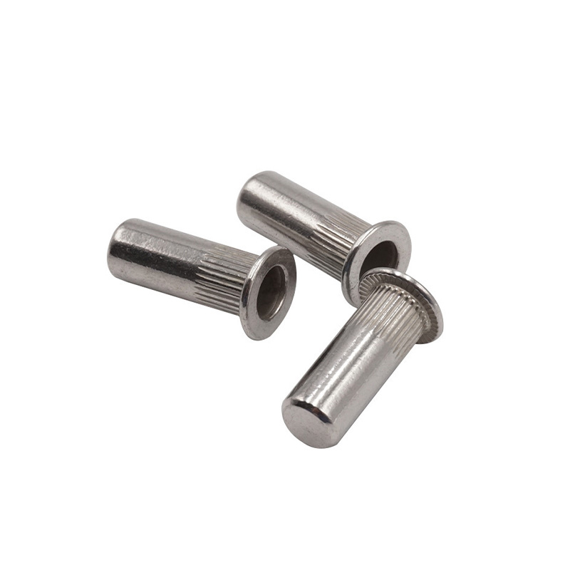 Глухая заклепочная гайка с плоской головкой и продольными насечками