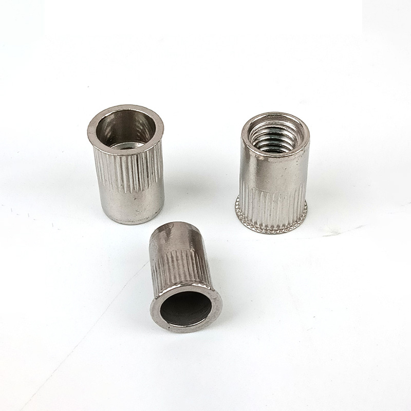 Заклепочная гайка с мелкой головкой и продольными насечками