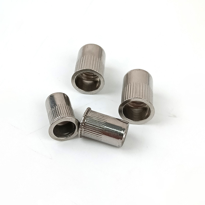 Заклепочная гайка с мелкой головкой и продольными насечками