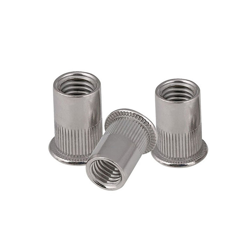 Заклепочная гайка с плоской головкой и продольными насечками