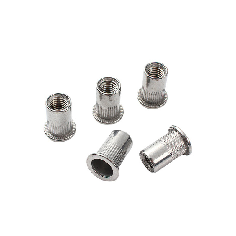 Заклепочная гайка с плоской головкой и продольными насечками