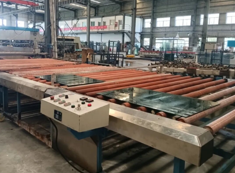 Технологический прорыв с нулевыми затратами: компания Mingda Glass успешно повысила качество кромкообработки двухкамерных стеклопакетов с двойным серебряным покрытием