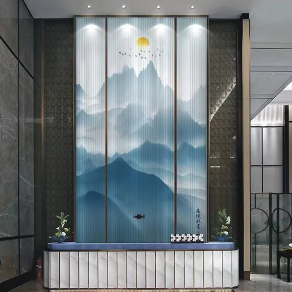 Многослойное стекло с армированной сеткой и пейзажным рисунком