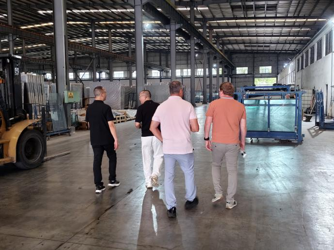 Финские клиенты посетили компанию Chengdu Mingda Glass для обсуждения новых перспектив сотрудничества-2