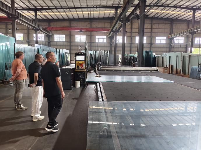 Финские клиенты посетили компанию Chengdu Mingda Glass для обсуждения новых перспектив сотрудничества-3