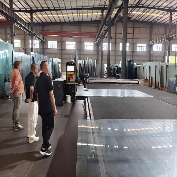 Финские клиенты посетили компанию Chengdu Mingda Glass для обсуждения новых перспектив сотрудничества