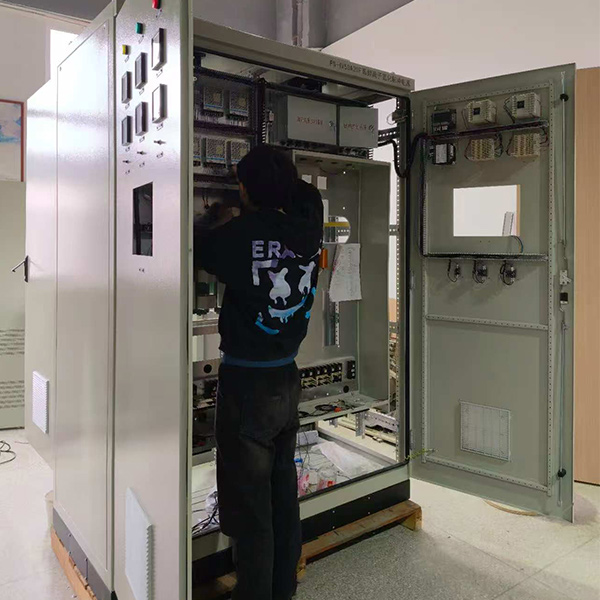 Внутри производственного цеха неуклонно продвигается установка печи ионного азотирования.