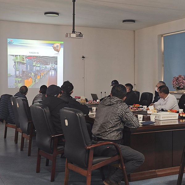 Индийский клиент прибыл для обсуждения новых заказов.