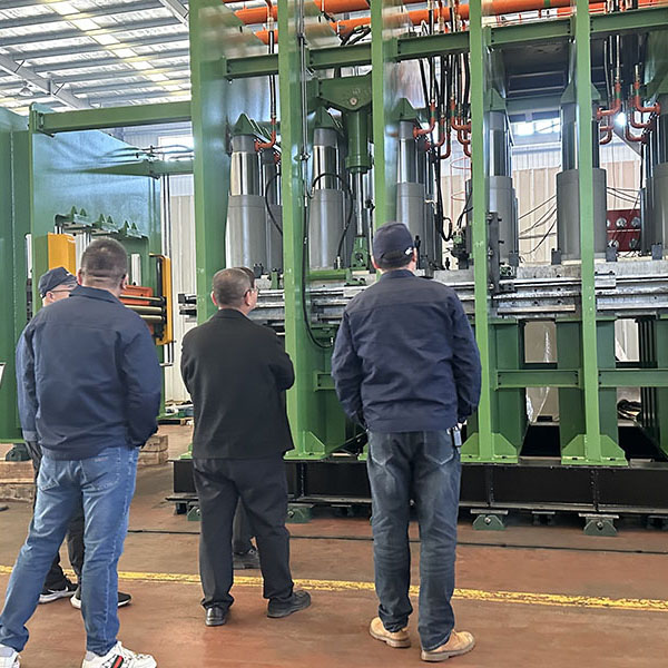 Греческий клиент посетил завод, чтобы ознакомиться с производственной линией резиновых конвейерных лент