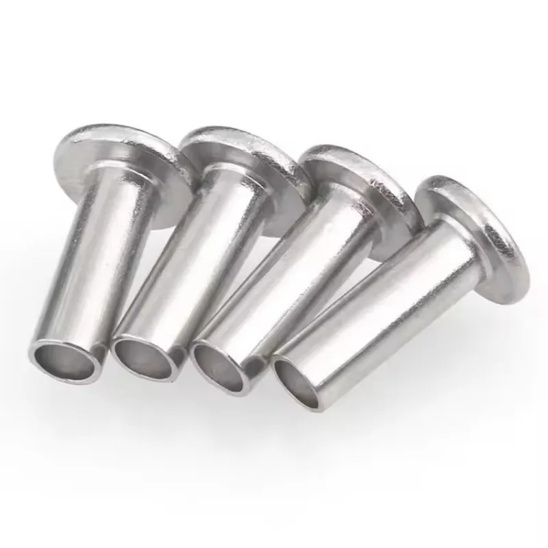 Заклепка с плоской головкой