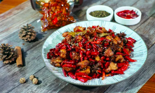 Вкус соли, которому уже сто лет, наполняет бесчисленные дома своим ароматом: жареный кролик по-цзыгунски стремится войти в новую индустрию с оборотом в 10 миллиардов юаней.