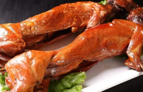 От «узкоспециализированного ингредиента» до «нового фаворита на обеденном столе»: тысячелетняя кулинарная эволюция крольчатины.