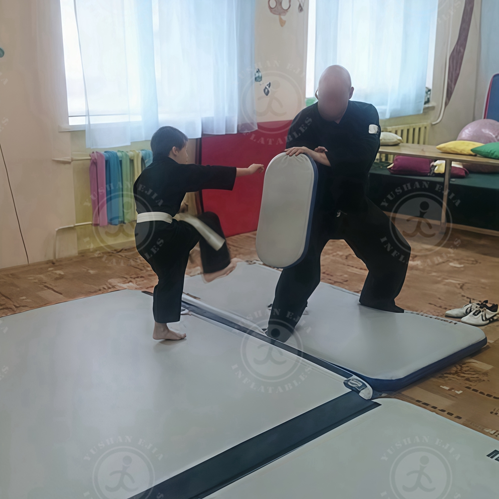 Надувная лапа-щит для единоборств: макивара-мишень для тхэквондо, карате, кикбоксинга и ММА — отработка ударов руками и ногами для детей и взрослых; лёгкий и безопасный надувной щит, надувается за минуту и складывается в сумку!