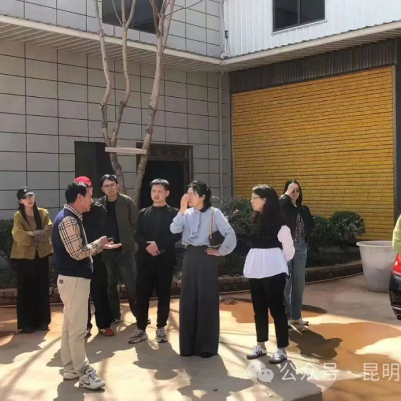 «Школа и предприятие вместе готовят кадры и строят новое будущее прямых трансляций — преподаватели и студенты Юньнаньского коммерческого колледжа посетили ООО Куньмин Сунмэн Сервис и Управление»