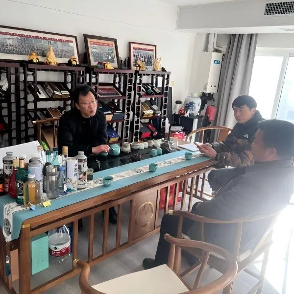 Руководство Бюро промышленности и информатизации Цзяоцзо посетило Хуайшэнь Алкоголь с целью поддержки высококачественного развития местного производителя оздоровительных напитков.