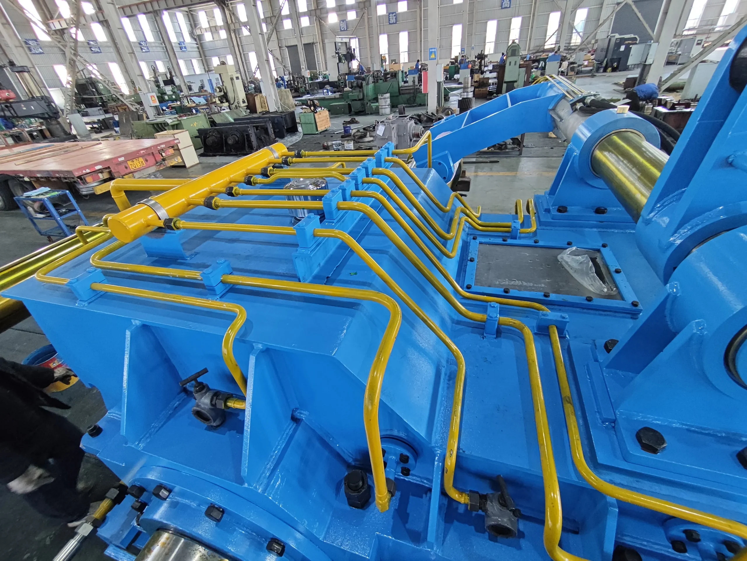 Рисунок 2: Деталь верхней части коробки передач, демонстрирующая сложную систему циркуляционных трубопроводов для смазки тонким слоем масла.