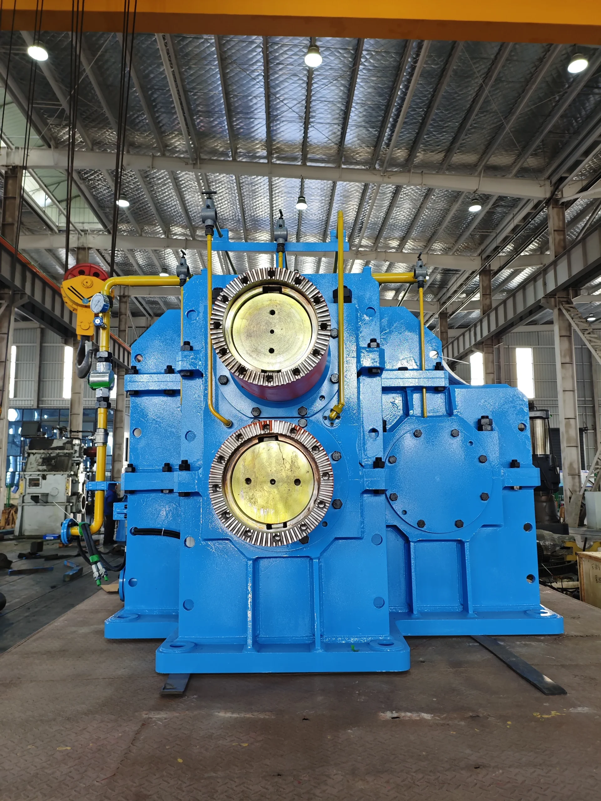 Рисунок 3: Вид спереди редуктора, демонстрирующий конструкцию с двумя выходными валами и систему прецизионной зубчатой ​​передачи.