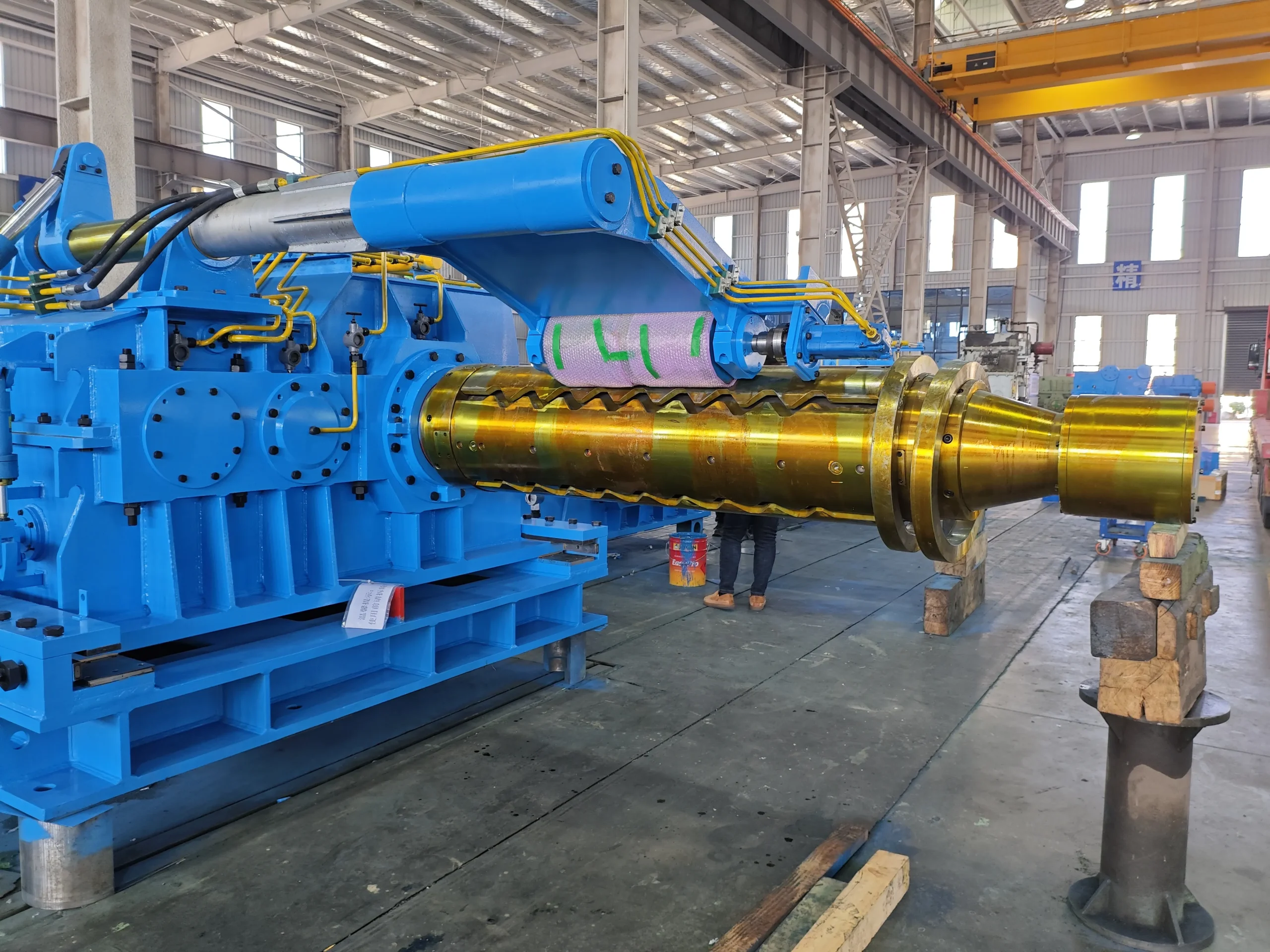 Рисунок 4: Редуктор и разматывающий барабан в собранном виде, показана вся приводная система.