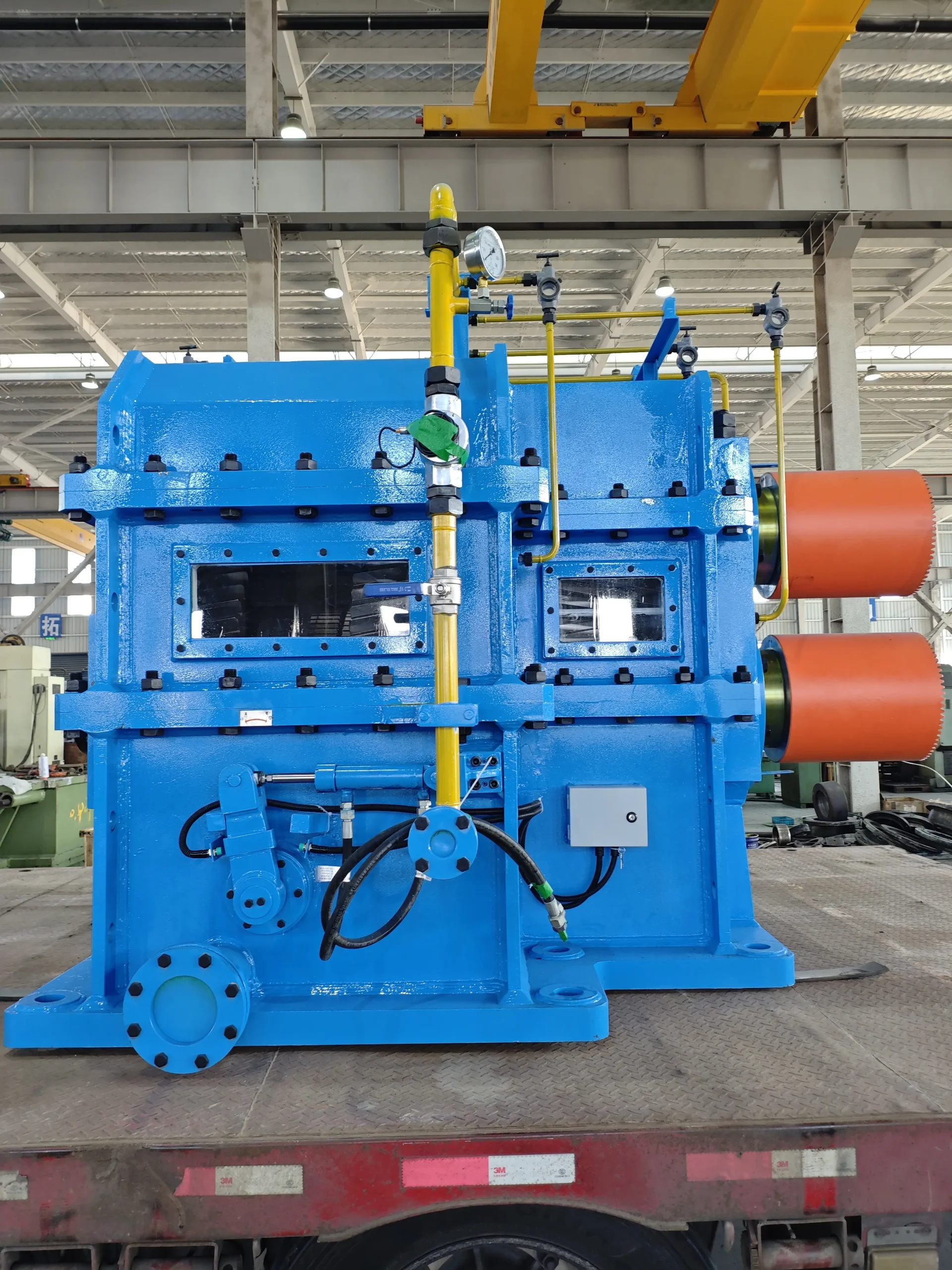 Рисунок 5: Вид спереди на редуктор разматывателя, демонстрирующий компактную конструкцию и сложную гидравлическую систему.