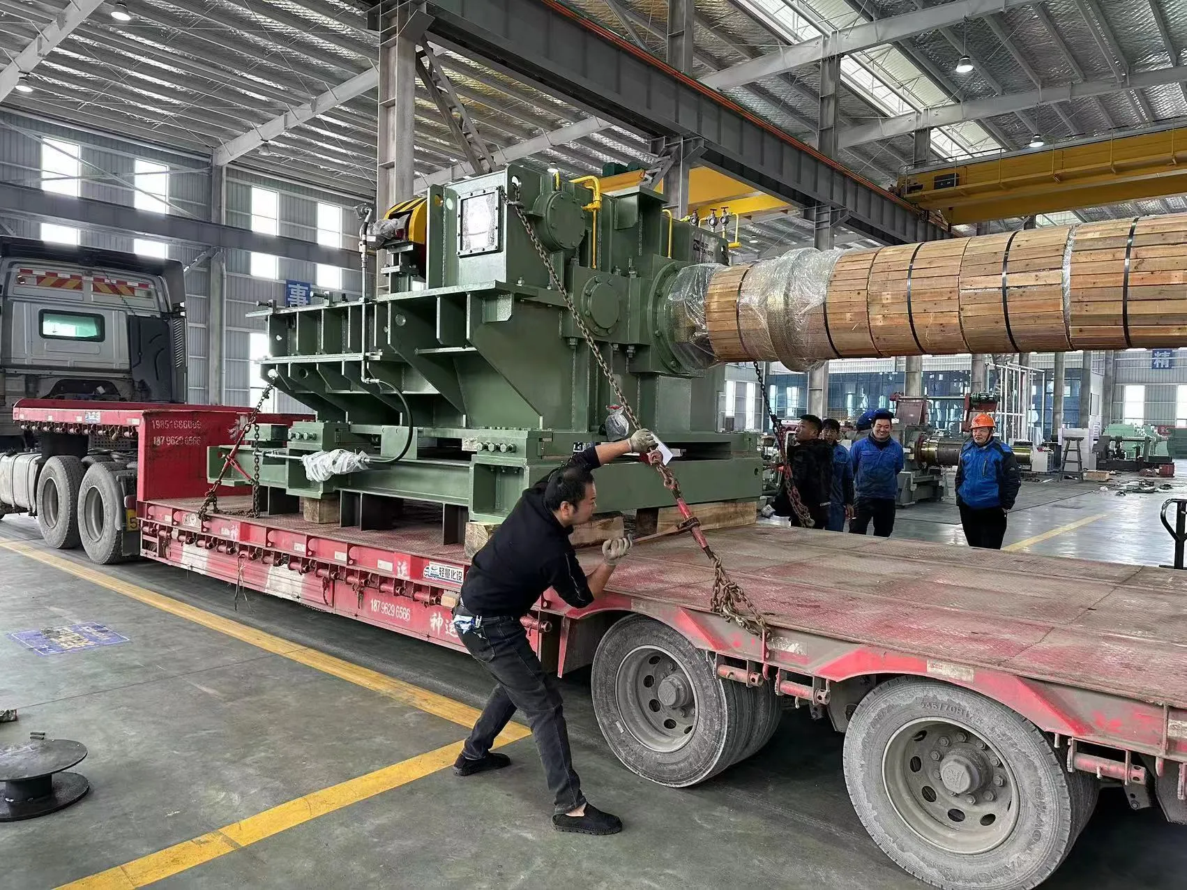 Рисунок 4: Погрузка и отгрузка редуктора разматывателя.