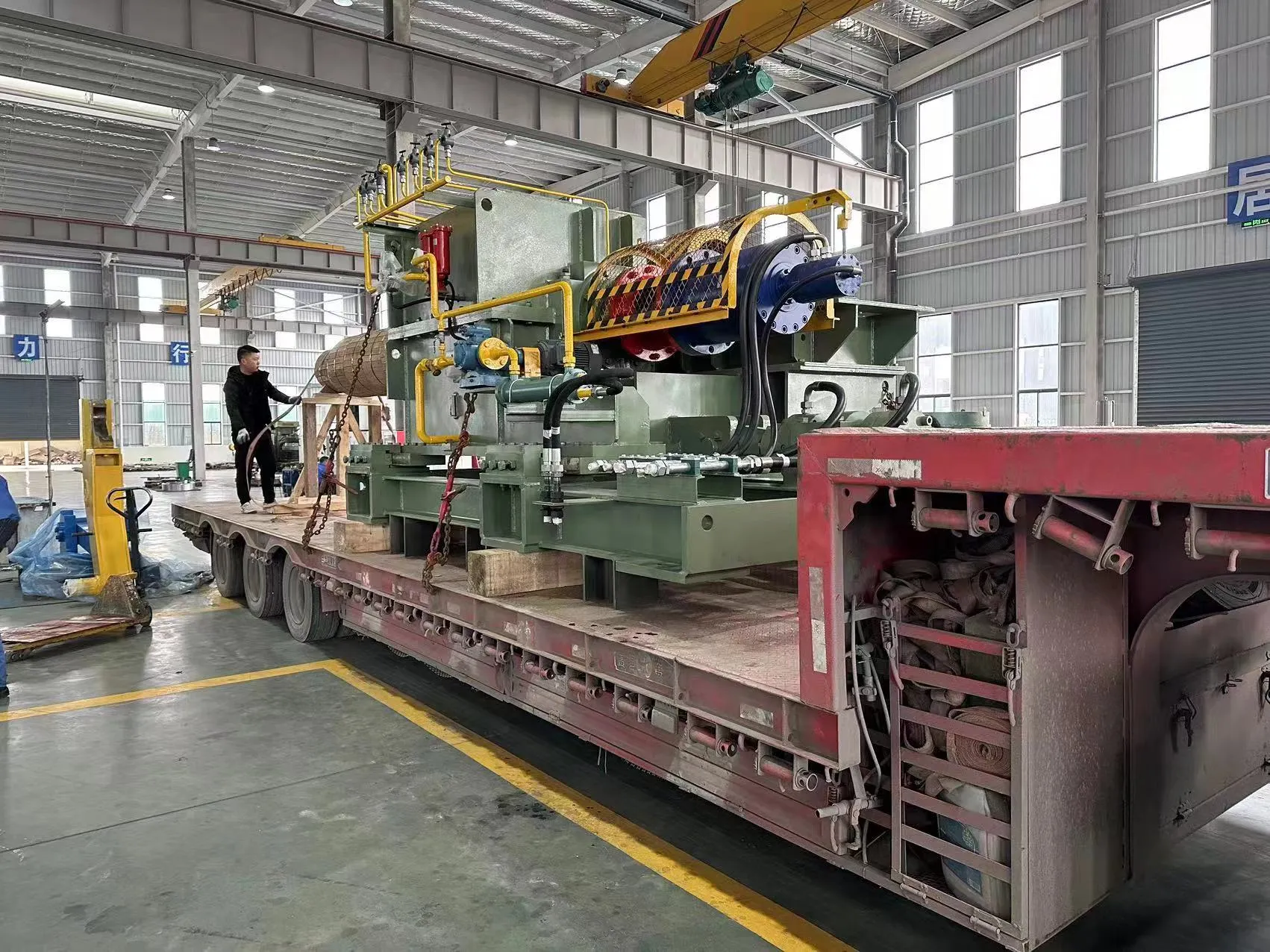 Рисунок 3: Погрузка и отгрузка оборудования, которое вскоре будет доставлено на производственную базу группы компаний Tsingshan в городе Нинде, провинция Фуцзянь.