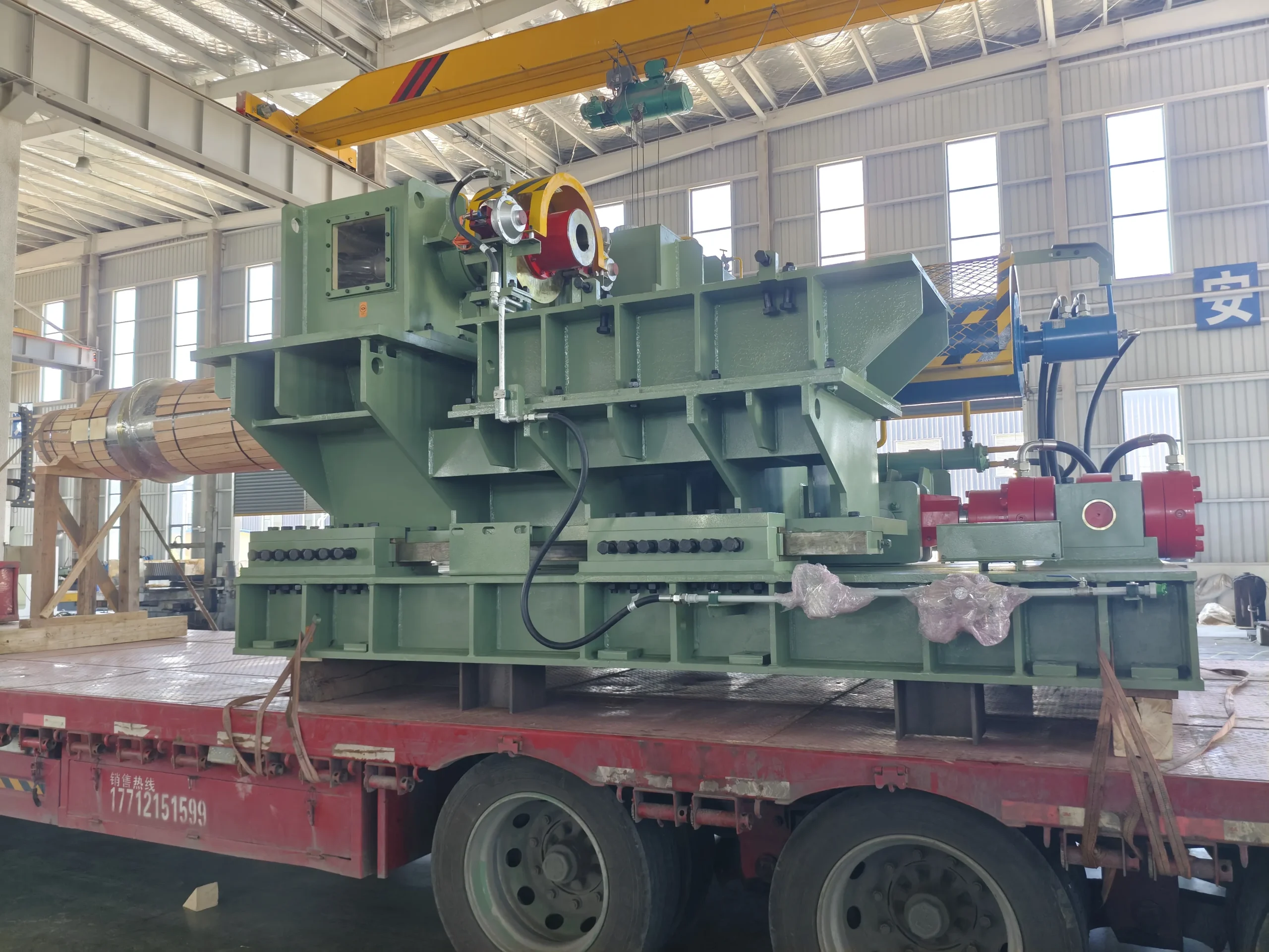 Рисунок 3: Редуктор намоточной машины загружается и отгружается, демонстрируя свою прочную конструкцию корпуса и гидравлическую систему.