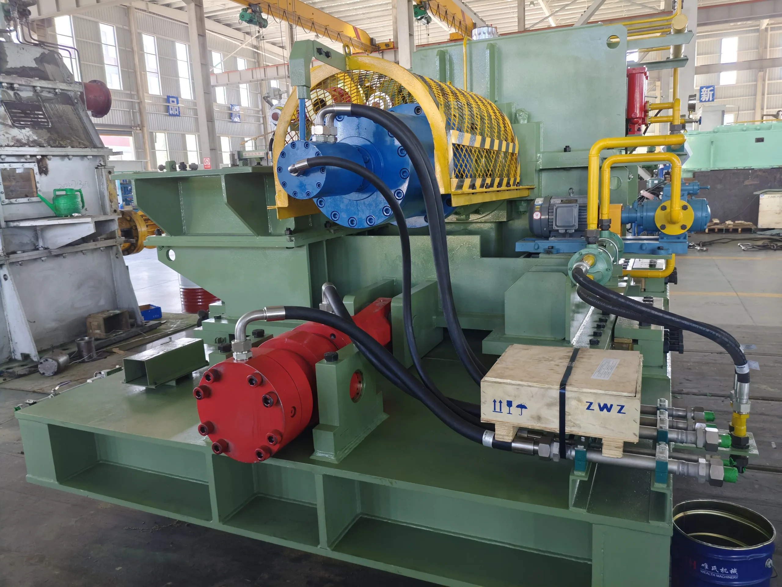 Рисунок 4: Детальный вид редуктора намотчика, показывающий гидравлическую систему и линии смазки.