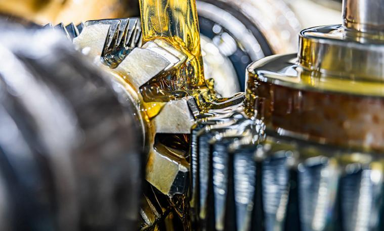 Изображение: Ежедневное техническое обслуживание редуктора – Регулярно проверяйте состояние масла.