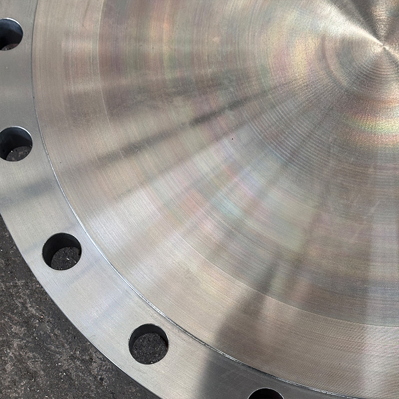 Заглушка фланцевая из углеродистой стали с наплавкой из нержавеющей стали, коррозионностойкий композитный материал для заглушки торцов трубопроводов