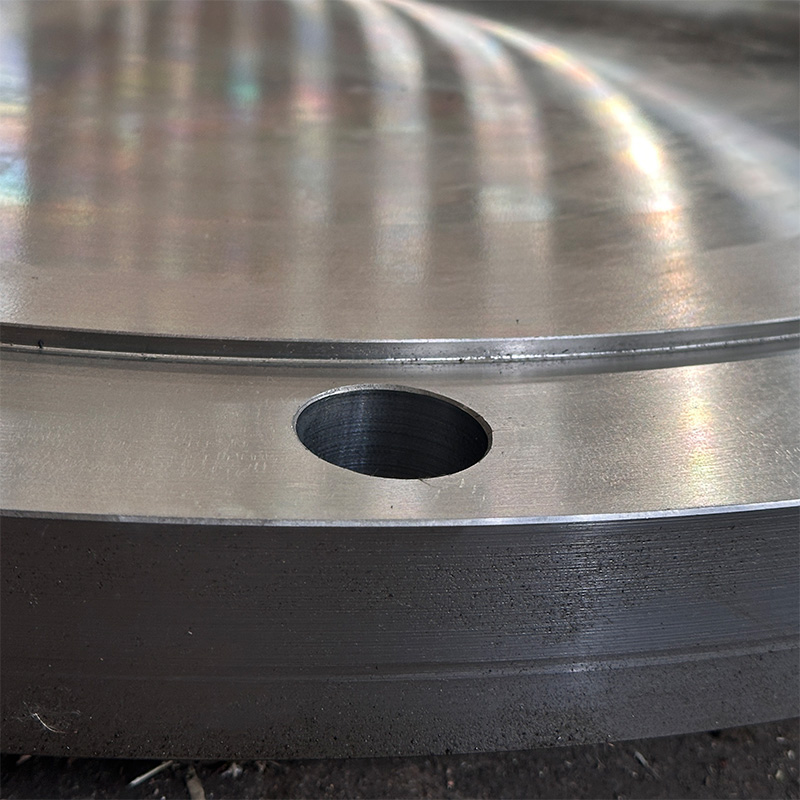 Заглушка фланцевая из углеродистой стали с наплавкой из нержавеющей стали, коррозионностойкий композитный материал для заглушки торцов трубопроводов