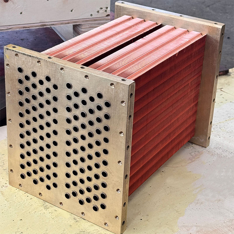 Пластинчато-ребристый конденсатор из медного сплава, высокая теплопроводность и коррозионная стойкость, специализированное изготовление на заказ для холодильной и промышленной техники