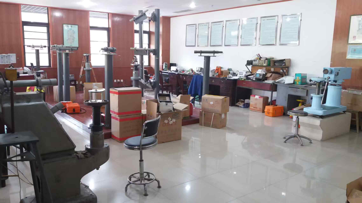 В условиях бурного развития индустрии геодезической и картографической информации компания Chengdu Dadi Optical Surveying and Mapping Instrument Co., Ltd. всегда стремилась предоставлять точные и надежные геодезические и картографические инструменты, а также профессиональные услуги для всех видов инженерного строительства и сбора пространственной информации.