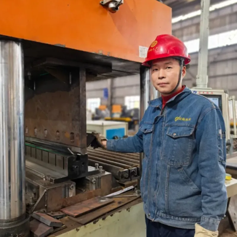 Новаторство на передовой показывает ответственность! Лин Сыин с командой модернизировали нижний штамп для горячей гибки, освоив новую технологию производства Хэнань Юнгуан