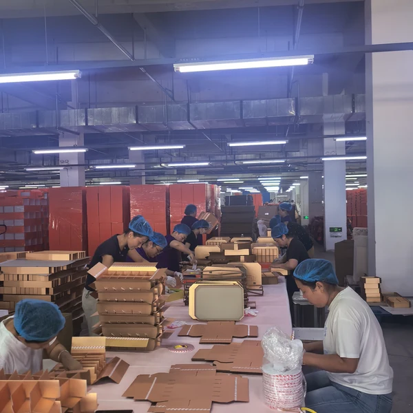 Строго контролировать качество | Hebei Shengshi Huizhi Printing продвигает упорядоченное производство желатиновых подарочных коробок из ослиной шкуры.