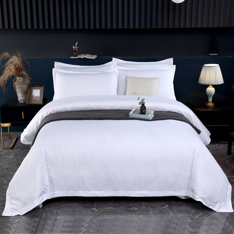 Белый комплект постельного белья из 4 предметов