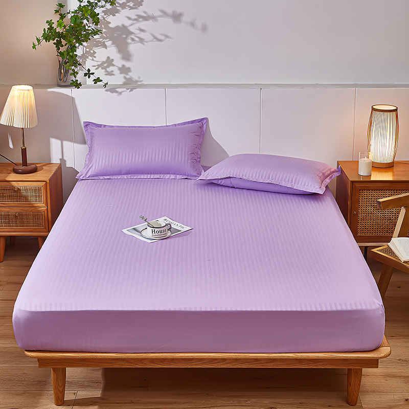 Простыня на резинке фиолетовая