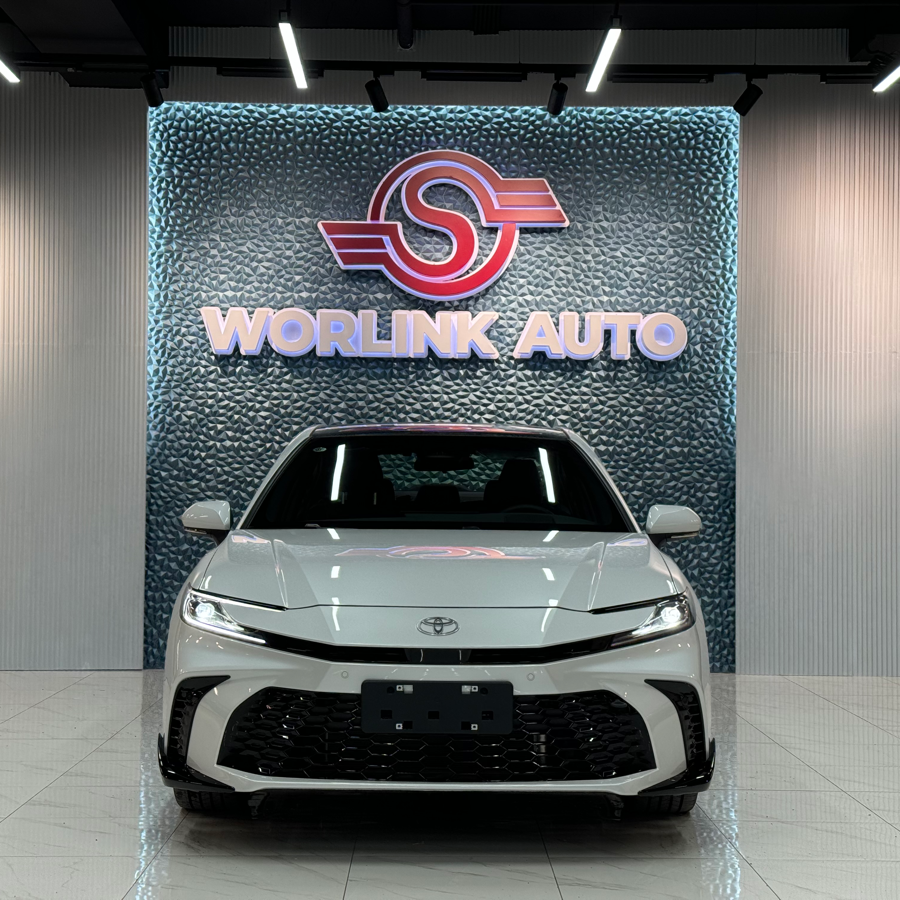 Toyota Camry 2.5L Hybrid (производство Китай) – в наличии в России, 169 кВт, 5-местный седан, готов к немедленной выдаче Гибридные среднеразмерные автомобили появились в России, их модернизация стала более экономичной и комфортной