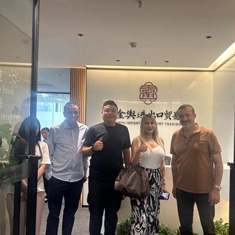 Алжирские клиенты посетили ООО Чунцин Цзиньюй Импорт и Экспорт Трейд , чтобы обсудить сотрудничество, и 150 автомобилей отправились в плавание