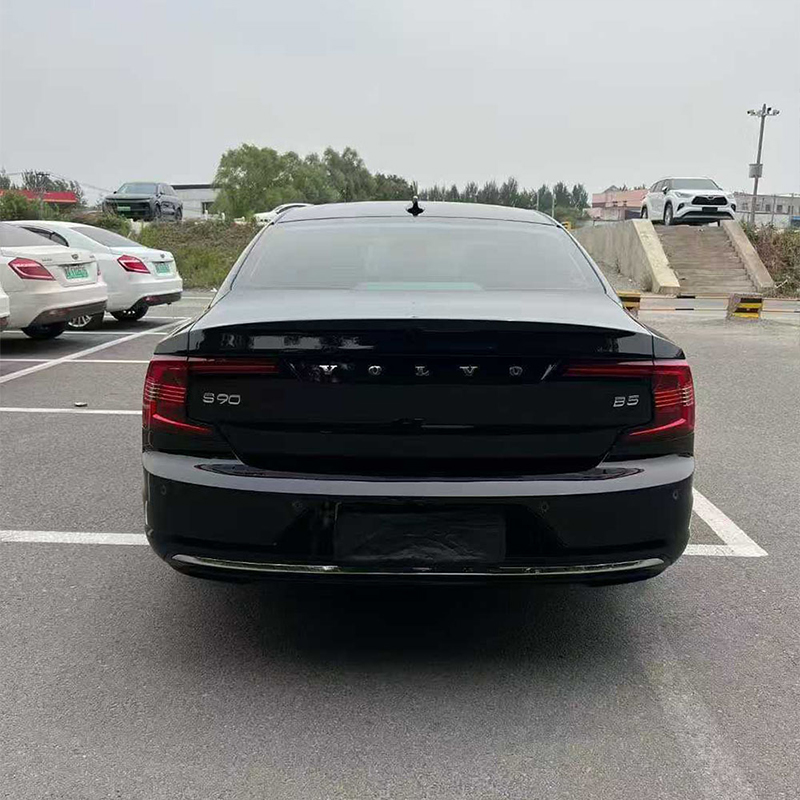 Поддержанный Volvo S90 2024, B5 Momentum Luxury