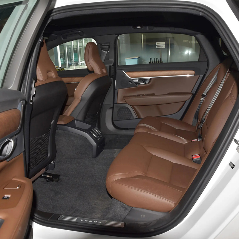 Поддержанный Volvo S90 2024, B5 Momentum Luxury