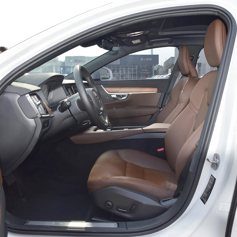 Поддержанный Volvo S90 2024, B5 Momentum Luxury