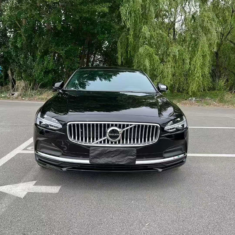 Поддержанный Volvo S90 2024, B5 Momentum Luxury