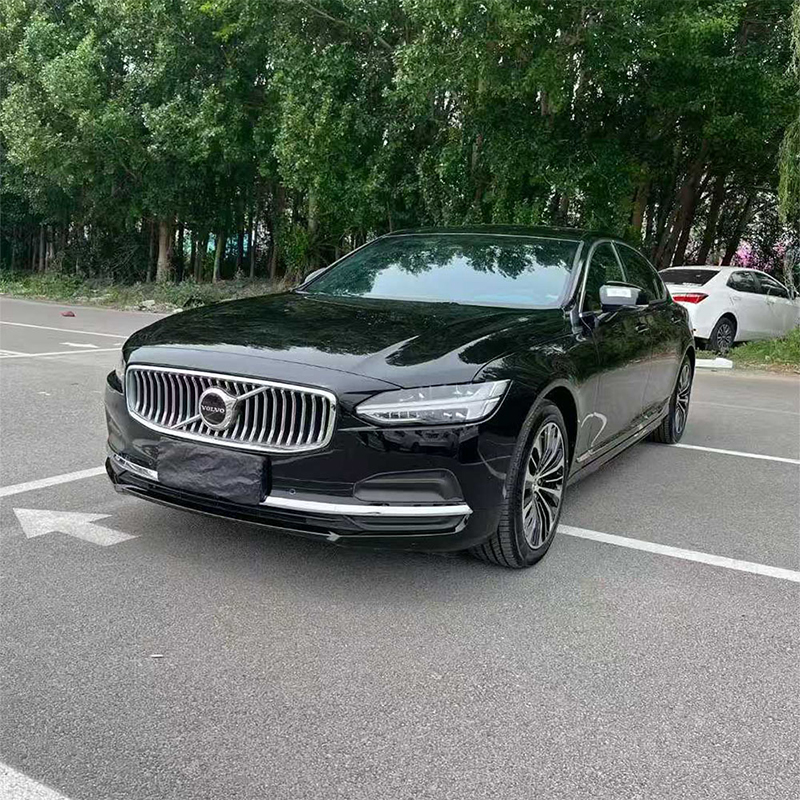 Поддержанный Volvo S90 2024, B5 Momentum Luxury
