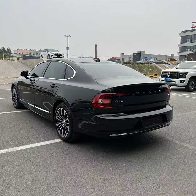 Поддержанный Volvo S90 2024, B5 Momentum Luxury