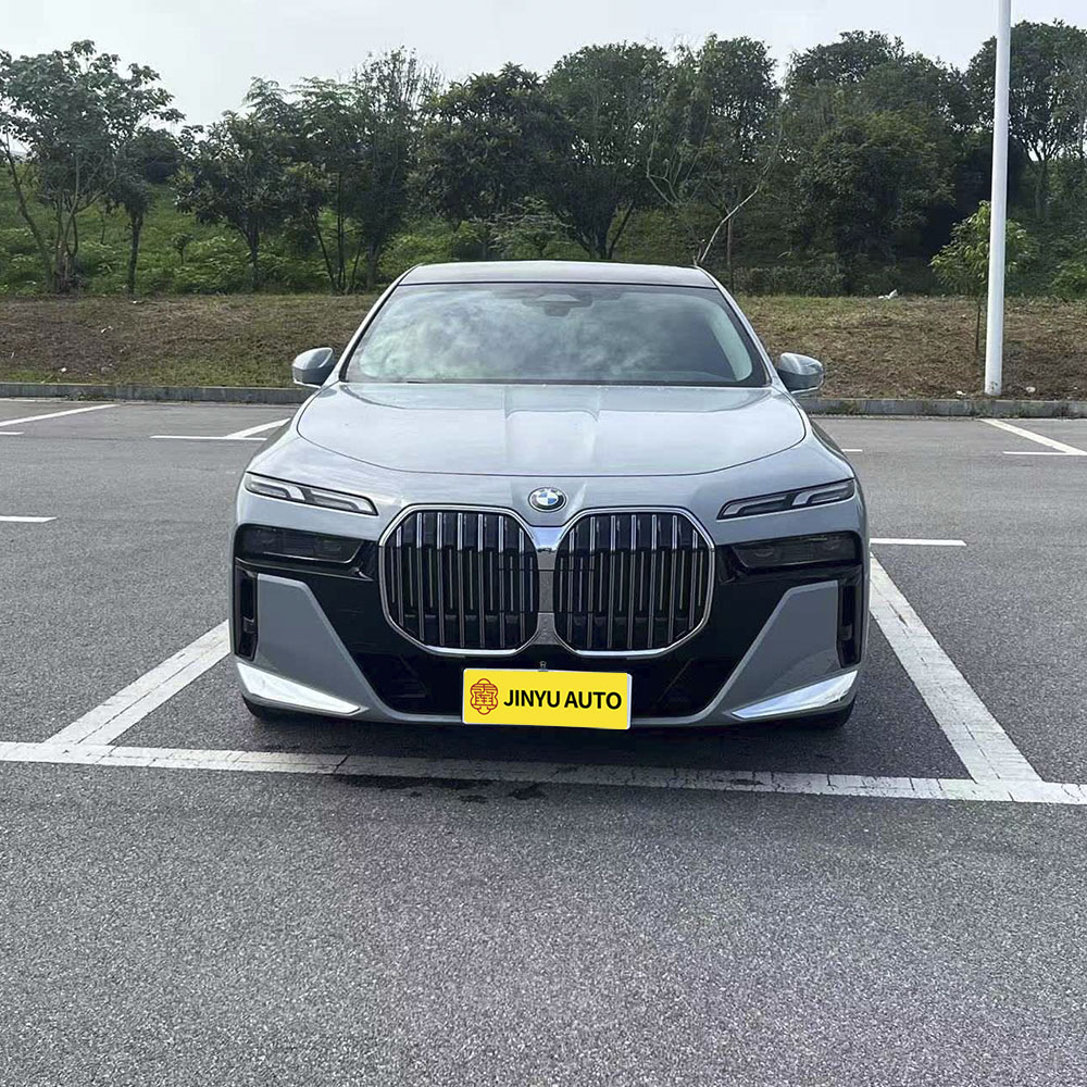 Подержанный BMW 7 серии 735Li M Sport Package 2023 года выпуска