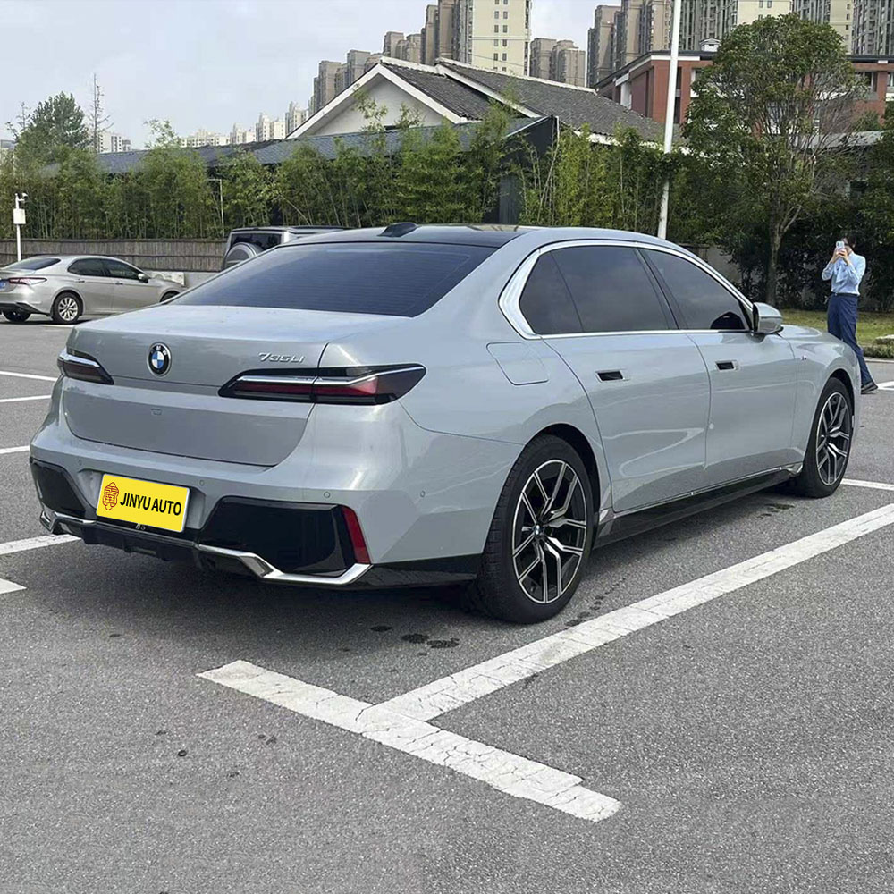 Подержанный BMW 7 серии 735Li M Sport Package 2023 года выпуска