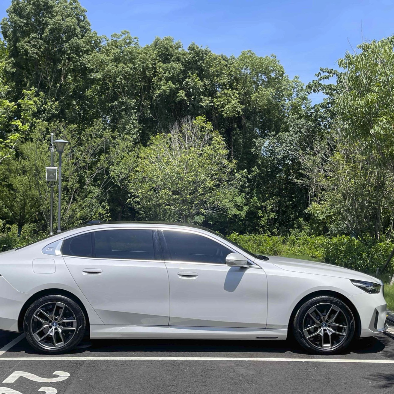 Комплектация BMW I5 2024 eDrive35L класса люкс