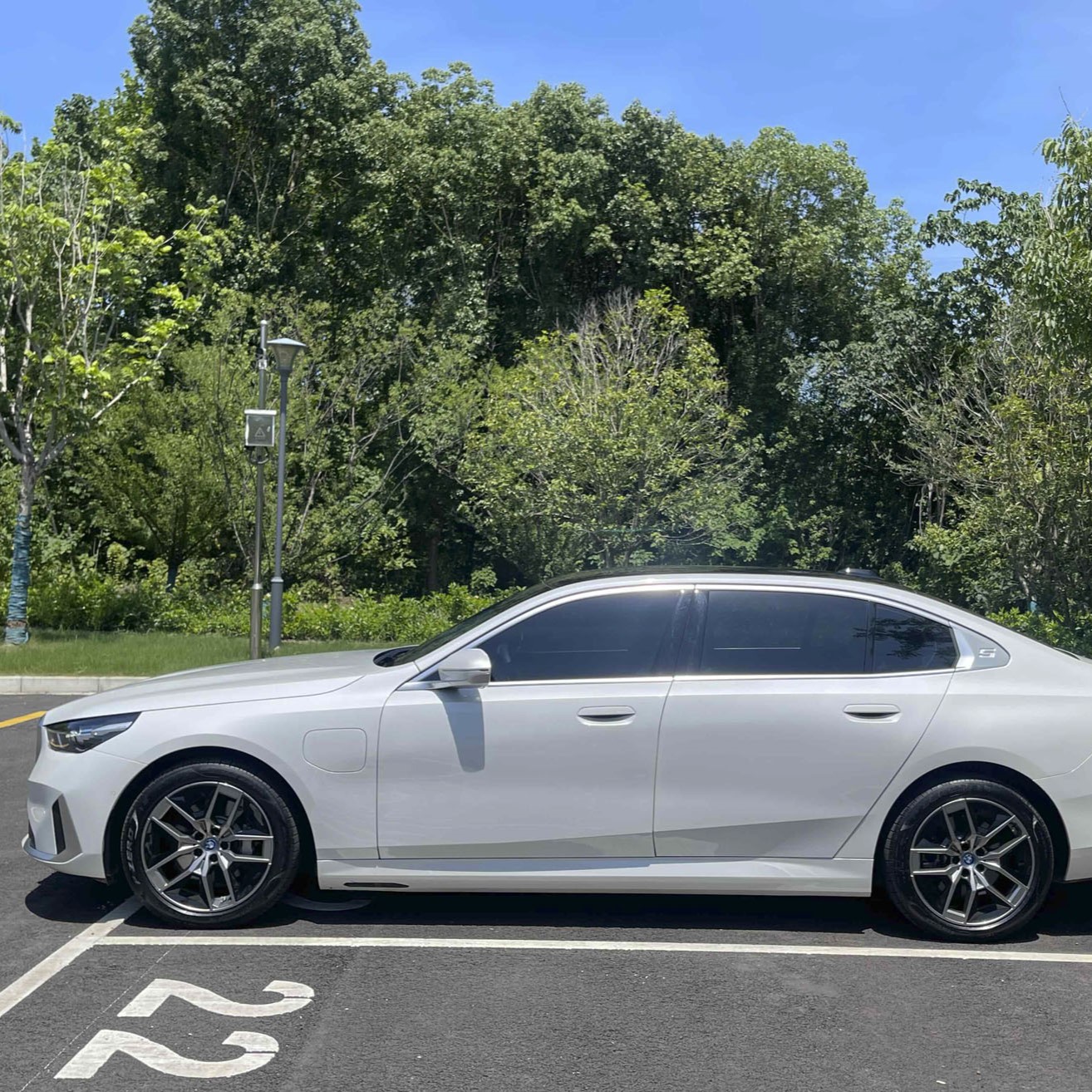 Комплектация BMW I5 2024 eDrive35L класса люкс