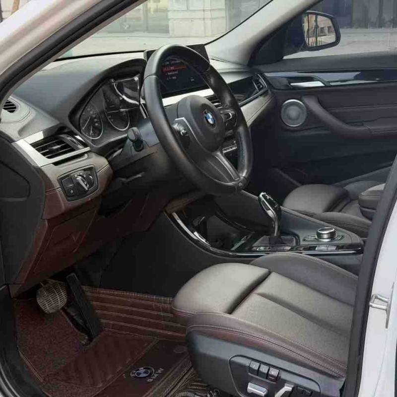 BMW X2 sDrive25i M Sport Package 2022 года: компактный роскошный внедорожник со спортивным кроссоверным стилем; подержанный автомобиль в модном стиле.