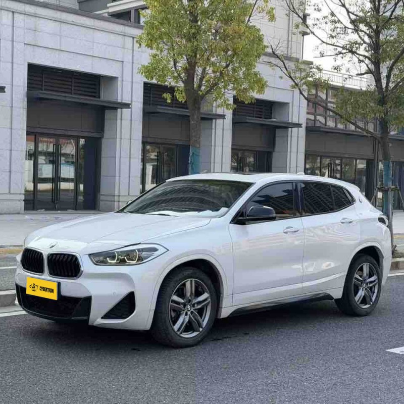 BMW X2 sDrive25i M Sport Package 2022 года: компактный роскошный внедорожник со спортивным кроссоверным стилем; подержанный автомобиль в модном стиле.